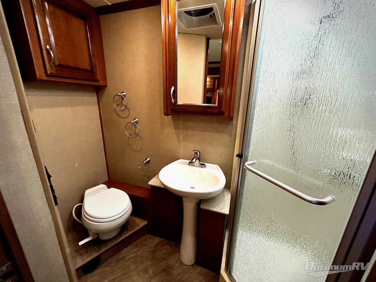 2018 Fleetwood Bounder 33C Photo 13