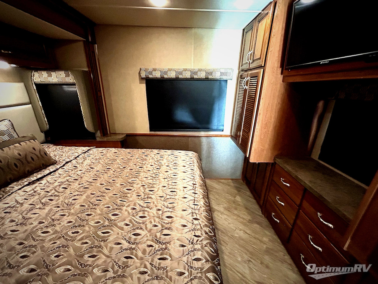 2018 Fleetwood Bounder 33C Photo 15