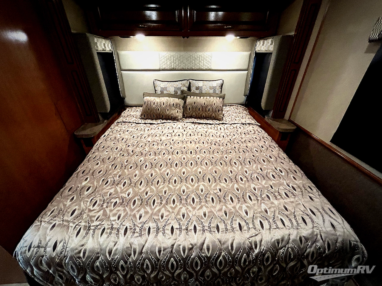 2018 Fleetwood Bounder 33C Photo 16