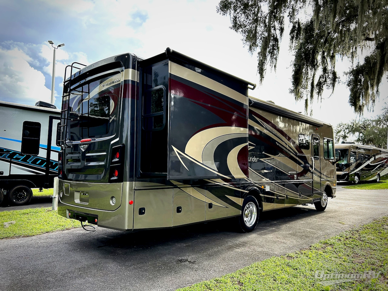2018 Fleetwood Bounder 33C Photo 2