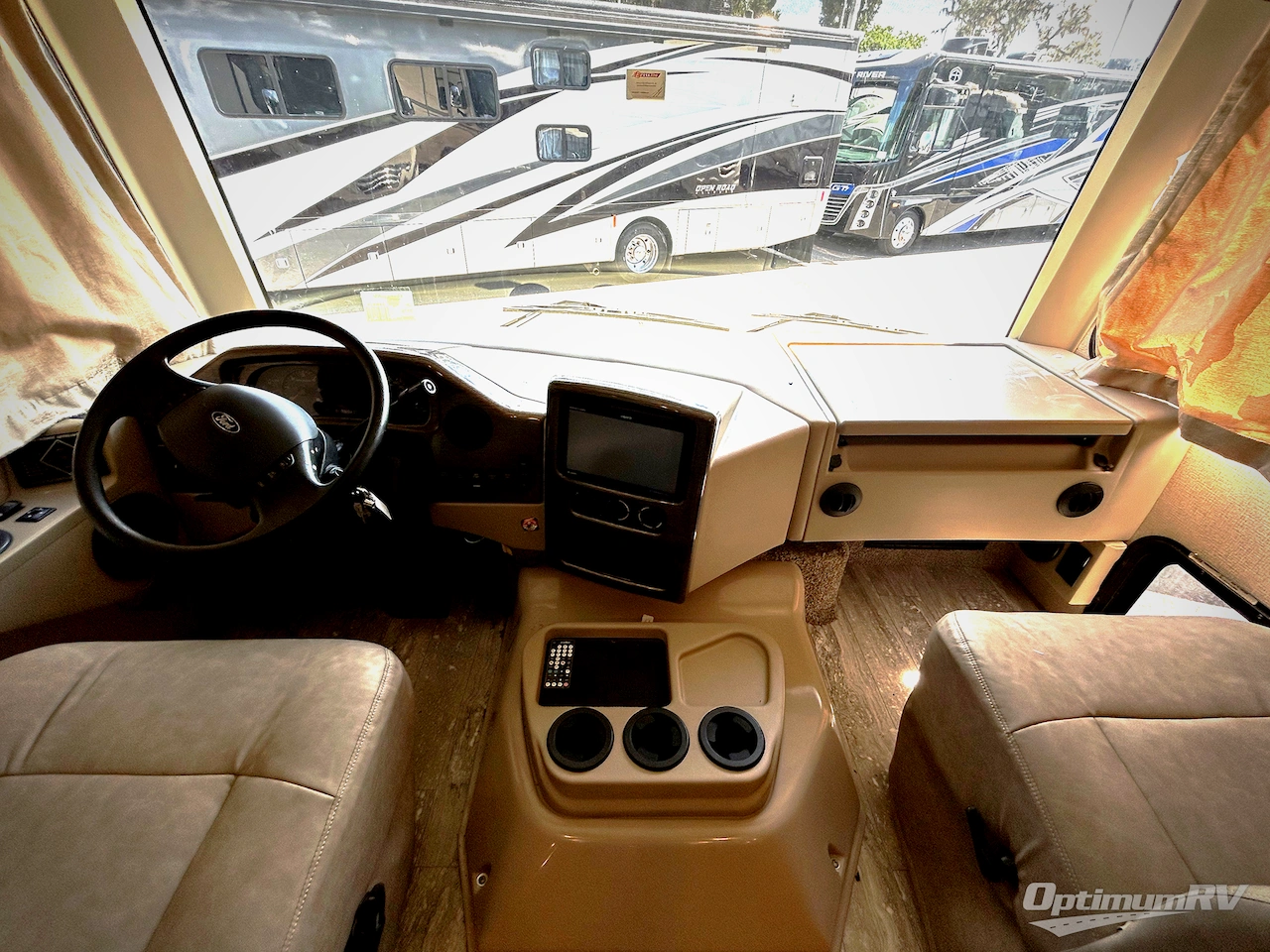 2019 Thor Hurricane 35M Photo 8