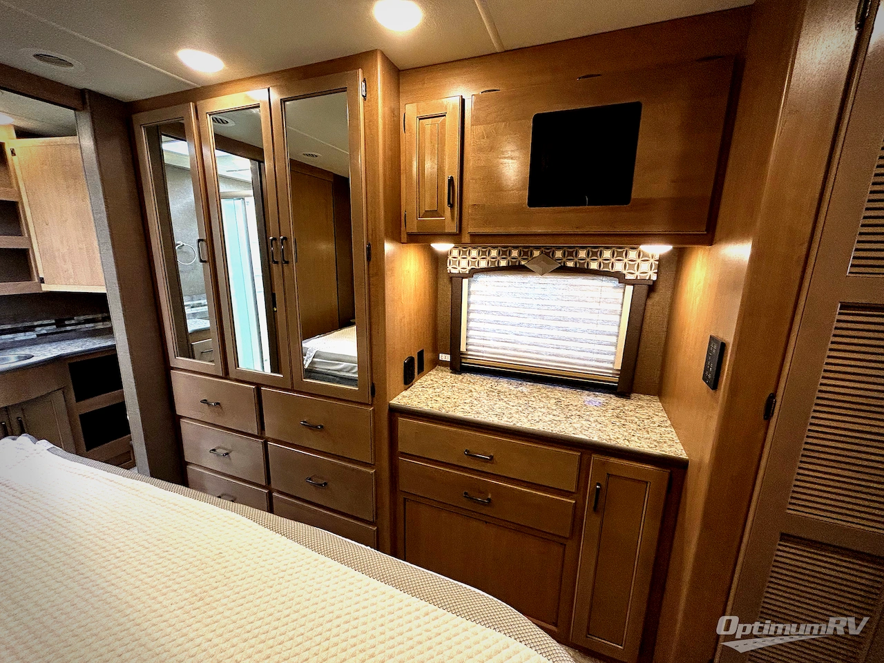 2019 Thor Hurricane 35M Photo 17