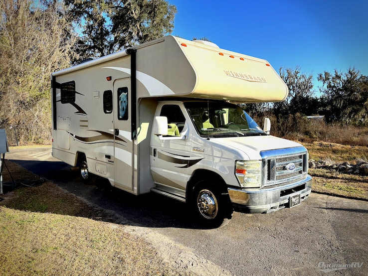 2015 Winnebago Minnie Winnie 322R RV Photo 1