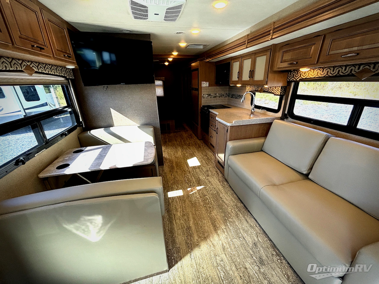 2019 Thor Hurricane 29M Photo 4