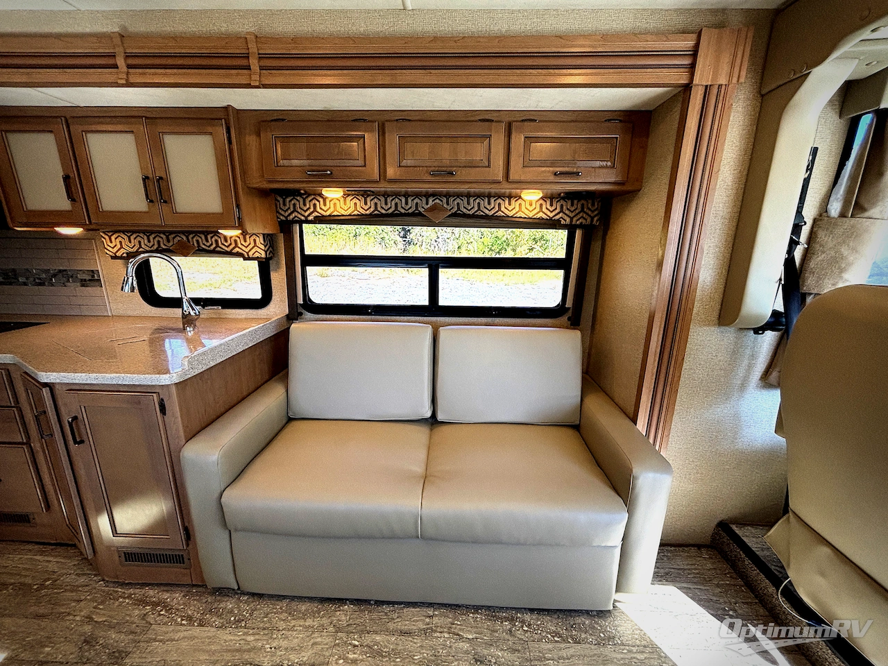 2019 Thor Hurricane 29M Photo 6