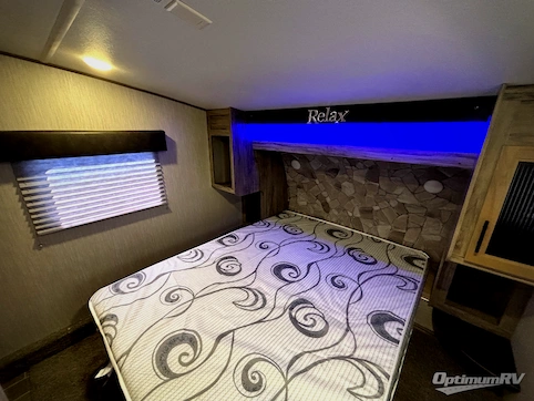 2021 Forest River Cherokee Arctic Wolf 298LB RV Photo 4