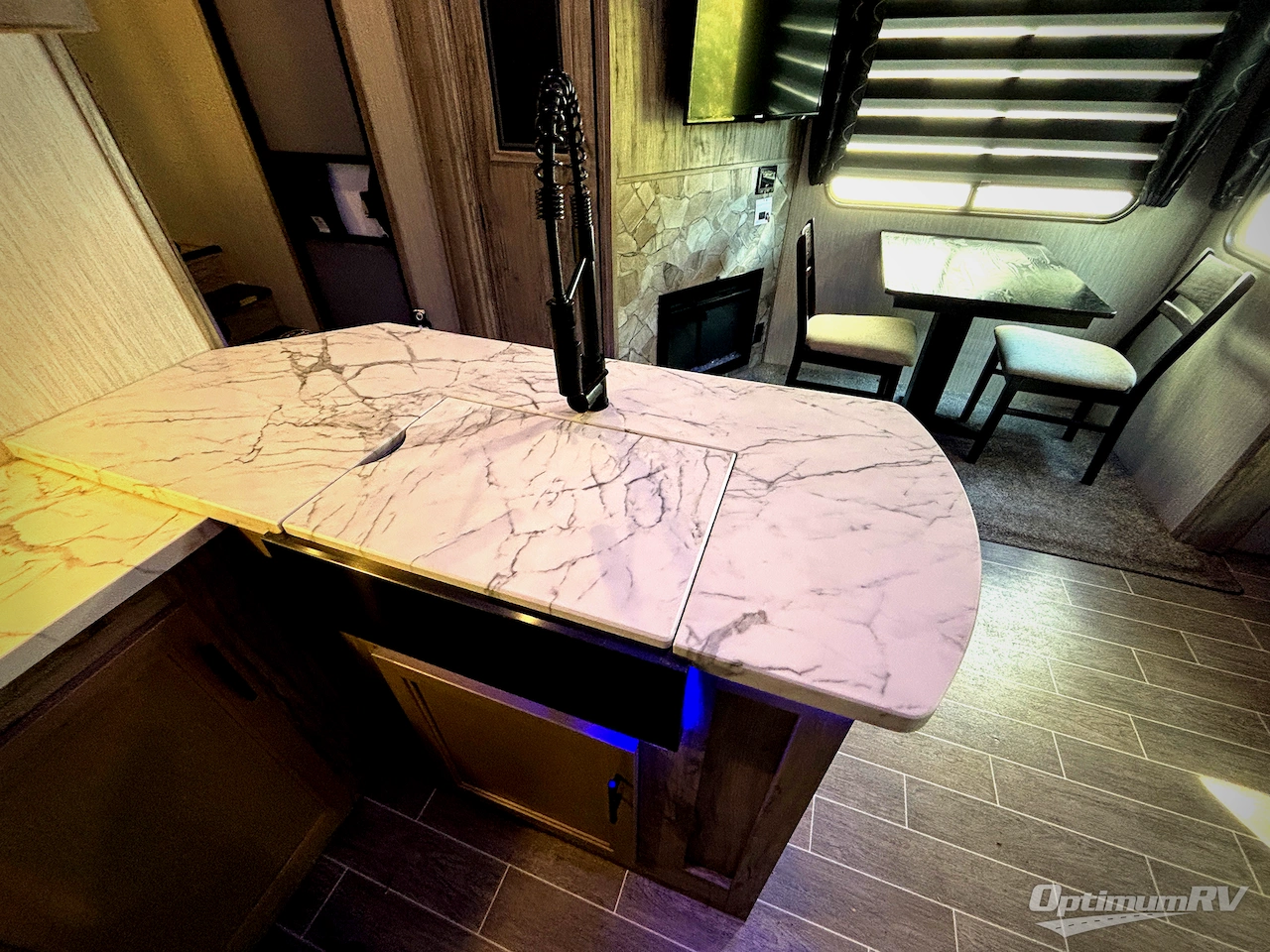 2021 Forest River Cherokee Arctic Wolf 298LB Photo 5