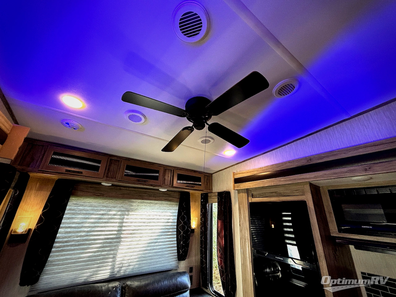 2021 Forest River Cherokee Arctic Wolf 298LB Photo 8