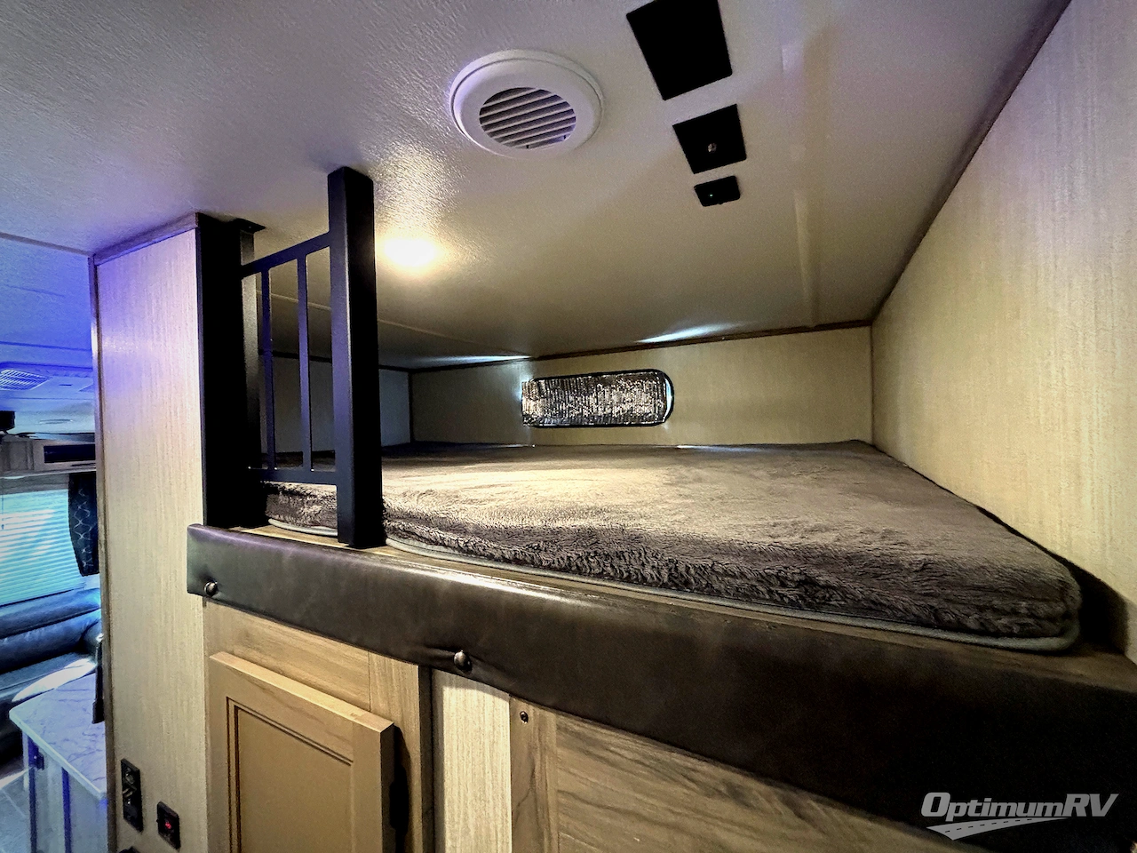 2021 Forest River Cherokee Arctic Wolf 298LB Photo 12