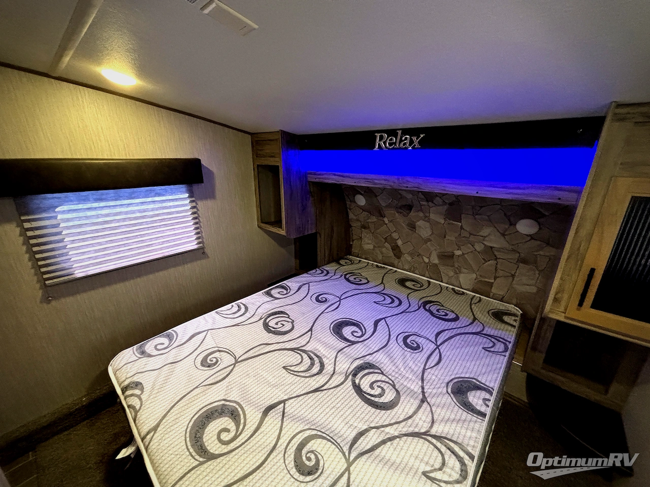 2021 Forest River Cherokee Arctic Wolf 298LB Photo 16