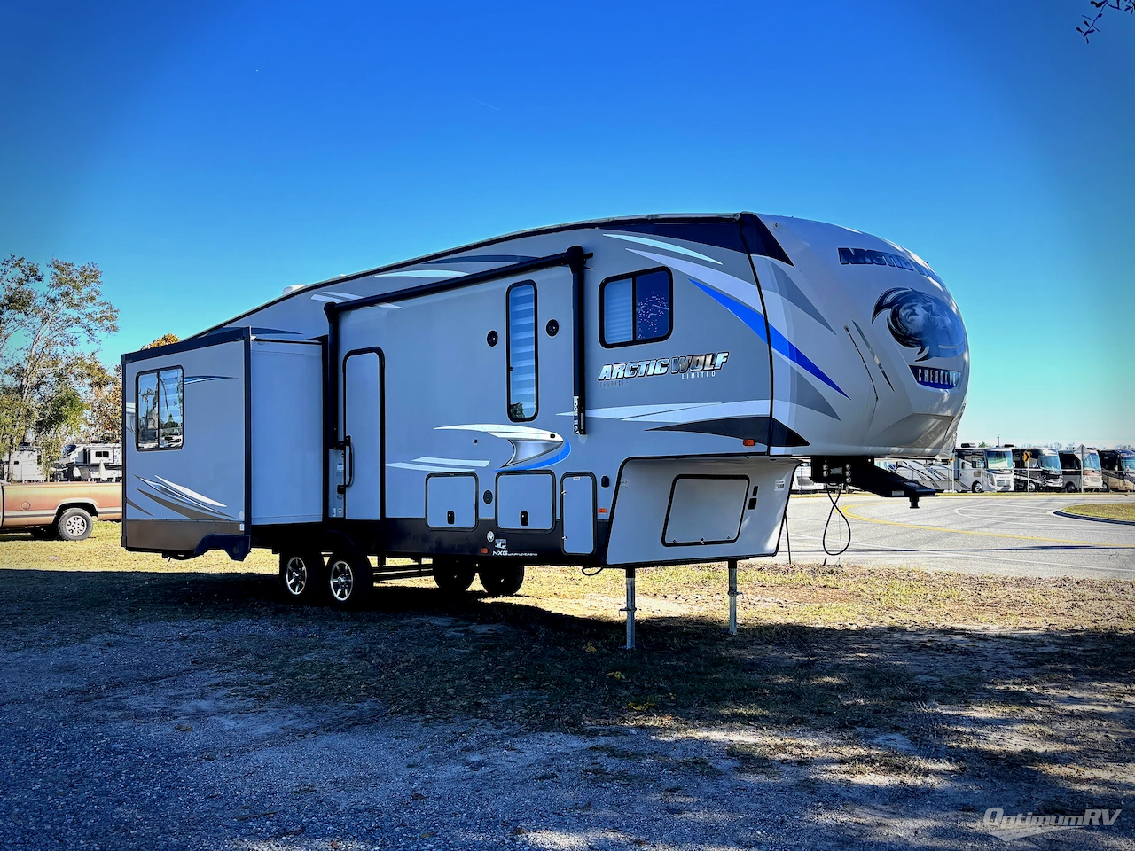 2021 Forest River Cherokee Arctic Wolf 298LB Photo 18