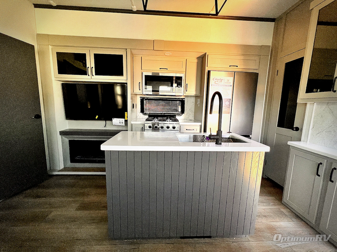 2025 Palomino Columbus 376DS Photo 8