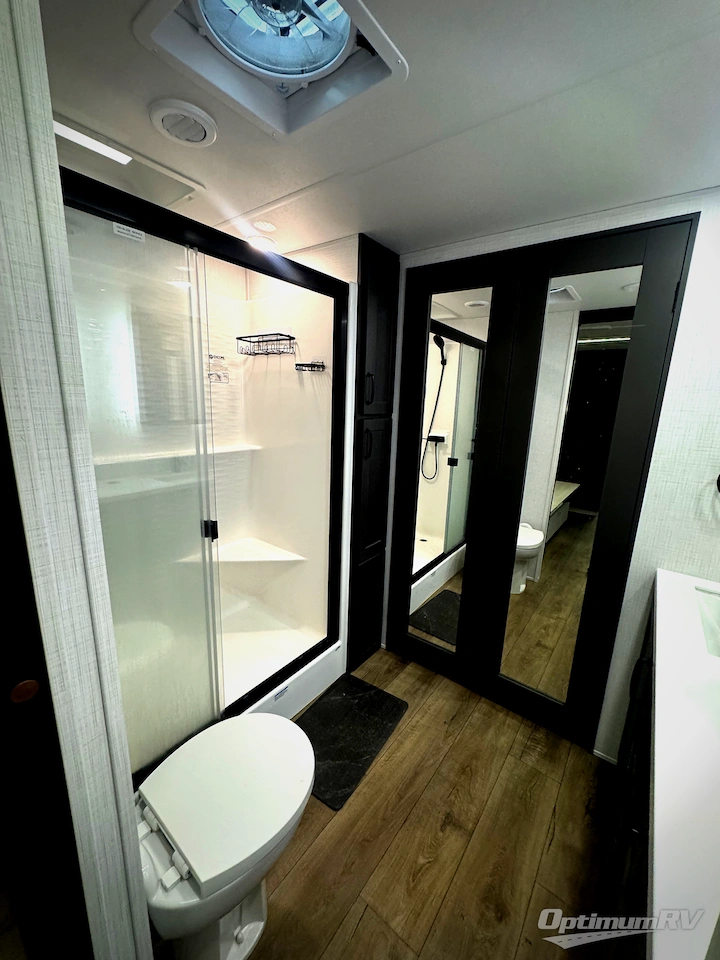 2025 Palomino Columbus 384RKH Photo 18