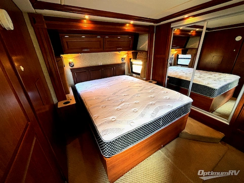 2008 Fleetwood Discovery 40X RV Photo 4