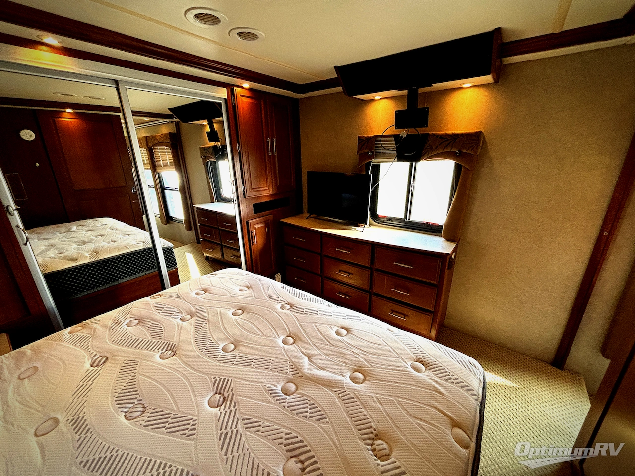 2008 Fleetwood Discovery 40X Photo 11