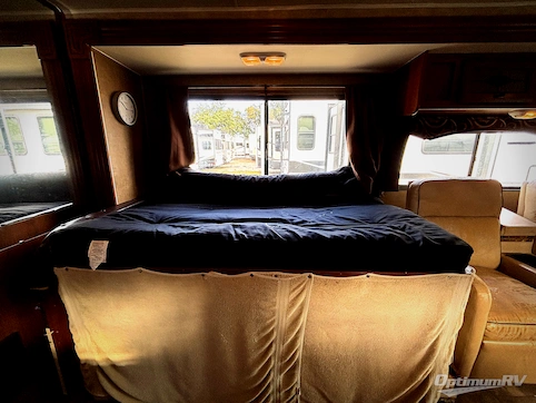 2014 Coachmen Leprechaun 319DS Ford 450 RV Photo 3