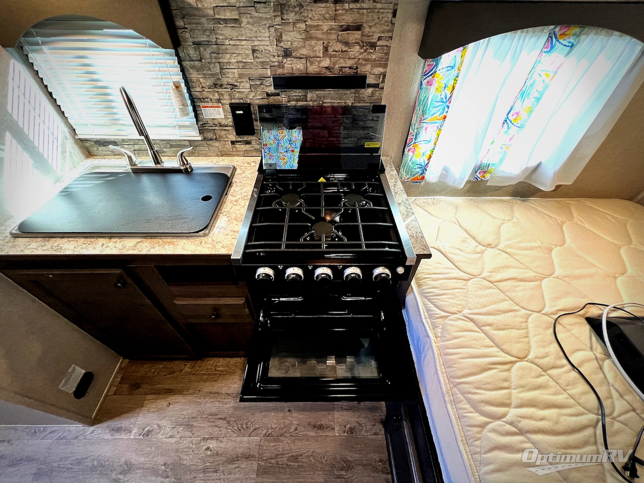 2022 Sunset Park Sun-Lite Classic 16BH Photo 8