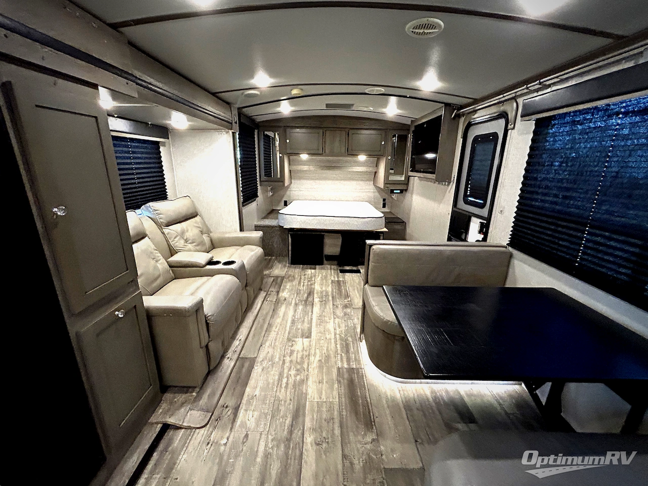 2021 Keystone Outback Ultra Lite 221UMD Photo 5