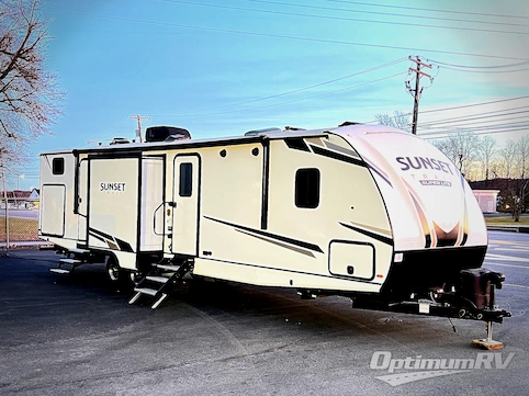Used 2022 CrossRoads Sunset Trail SS331BH Featured Photo