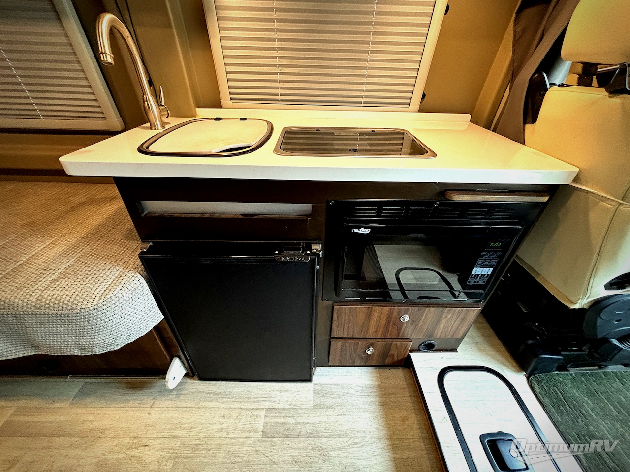 2021 Winnebago Travato 59KL Photo 9