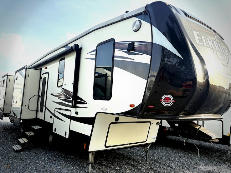 2017 Heartland ElkRidge 38RSRT RV Photo 1