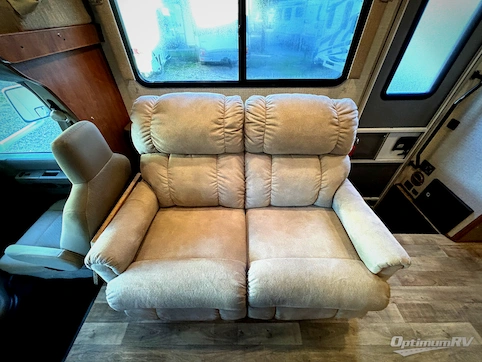 2017 Winnebago Minnie Winnie 31G RV Photo 2