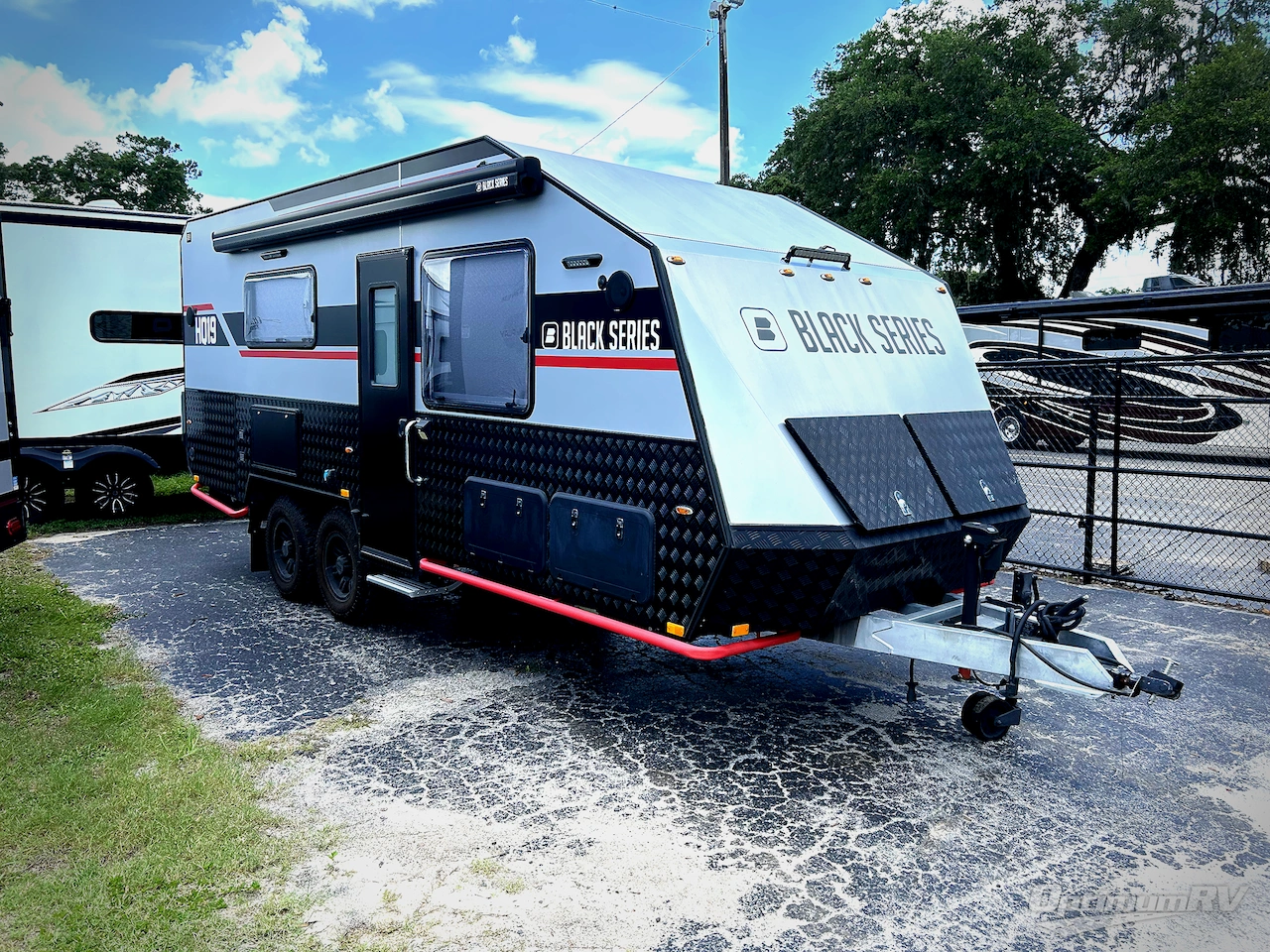 2024 Black Series Camper HQ Series HQ19 Photo 1