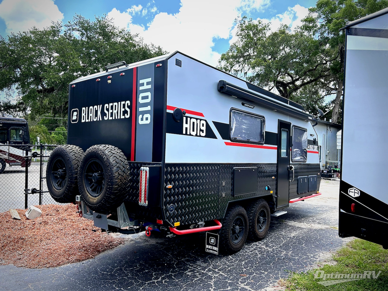 2024 Black Series Camper HQ Series HQ19 Photo 2
