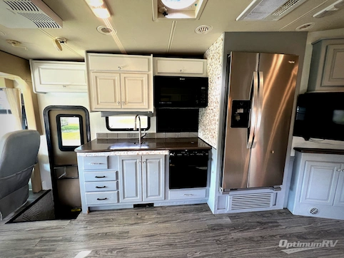 2015 Thor Outlaw 38RE RV Photo 2