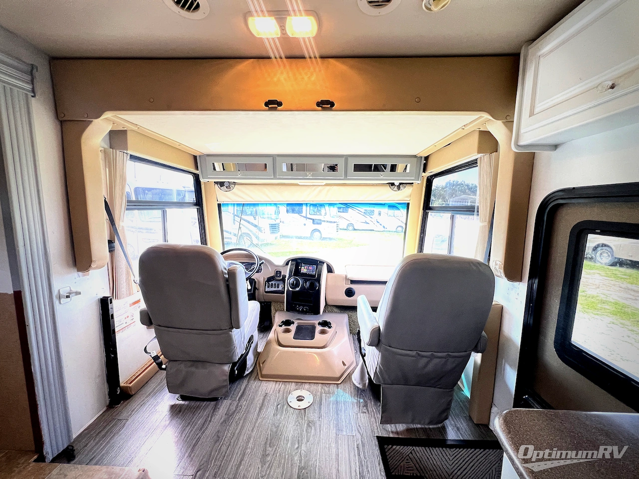 2015 Thor Outlaw 38RE Photo 6