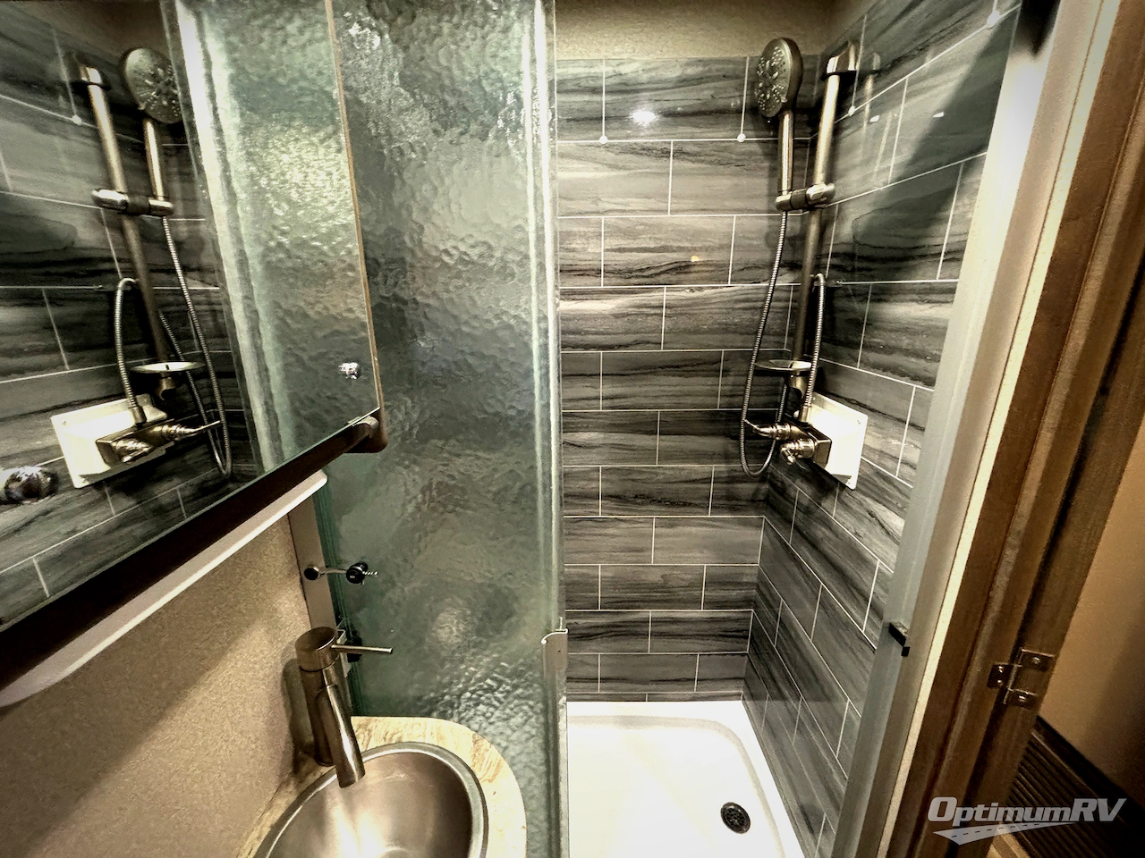 2020 Dynamax Isata 5 36DS Photo 17