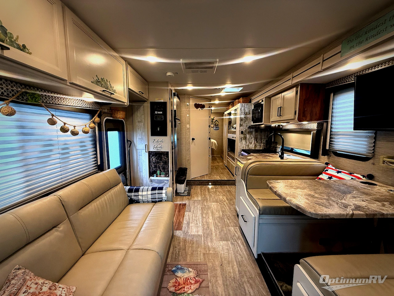 2023 Thor Chateau 31EV Photo 1