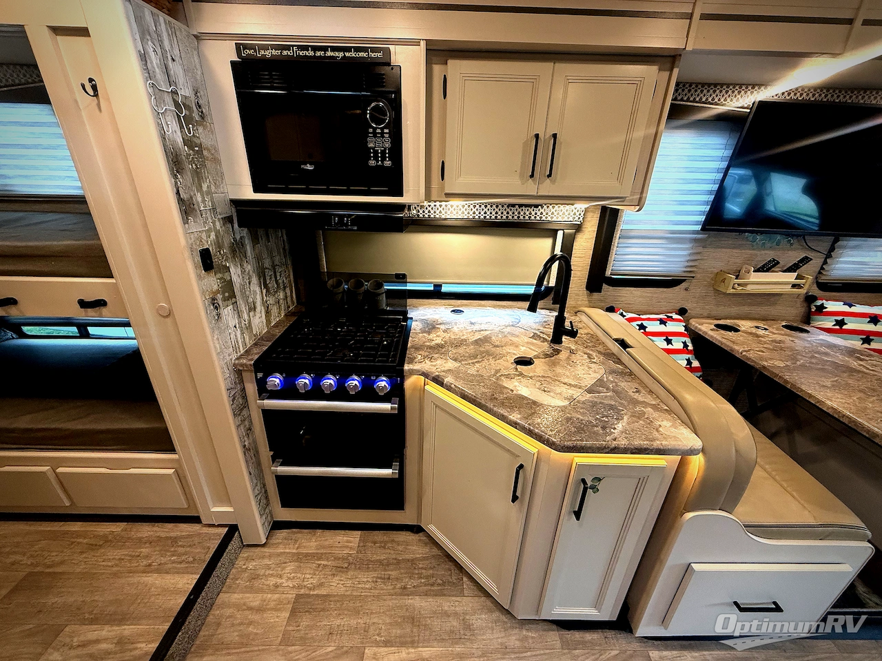 2023 Thor Chateau 31EV Photo 10