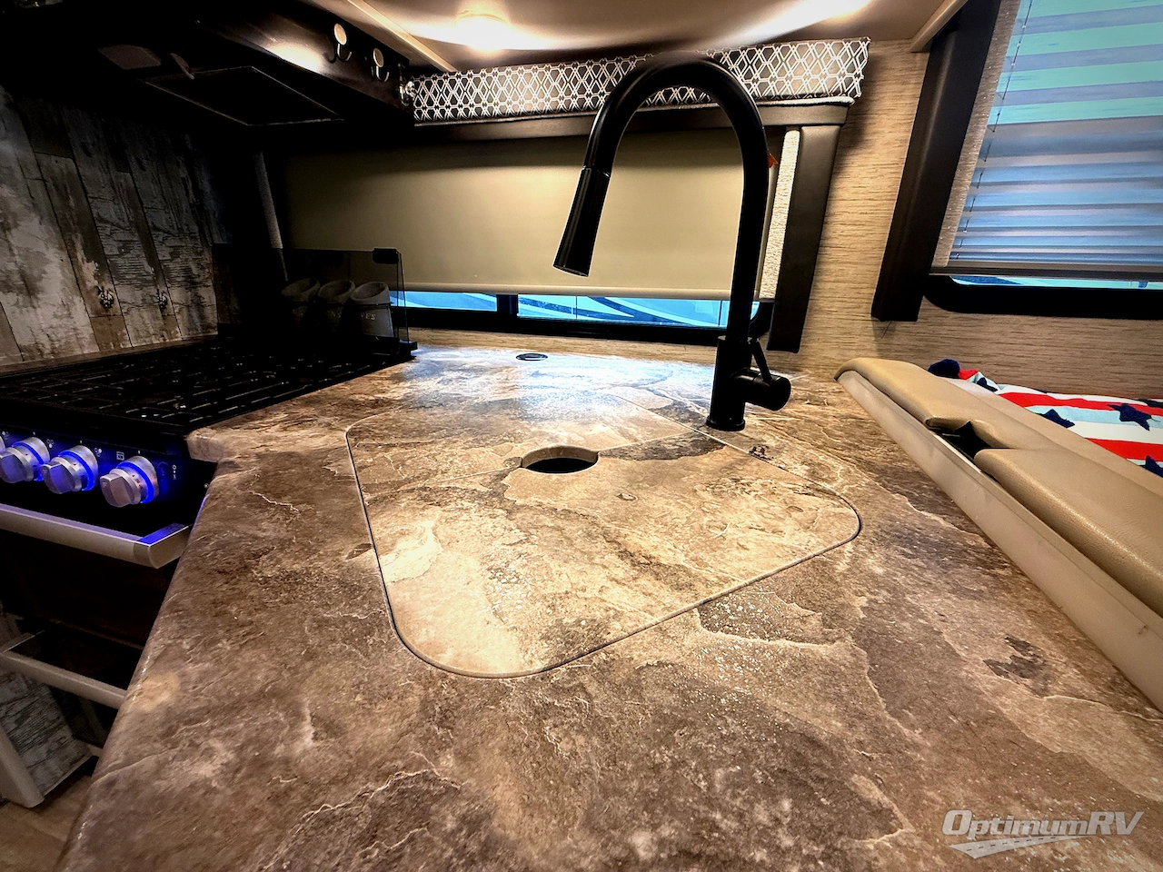 2023 Thor Chateau 31EV Photo 11