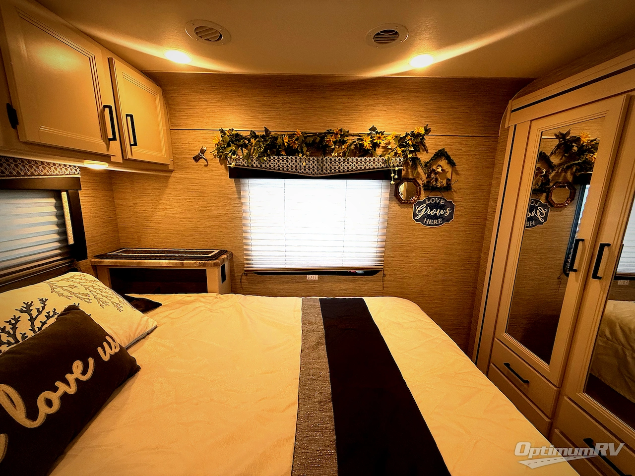 2023 Thor Chateau 31EV Photo 22