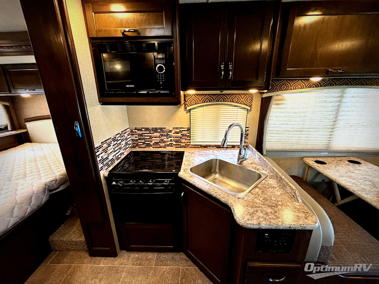 2018 Thor Chateau 26B Photo 6