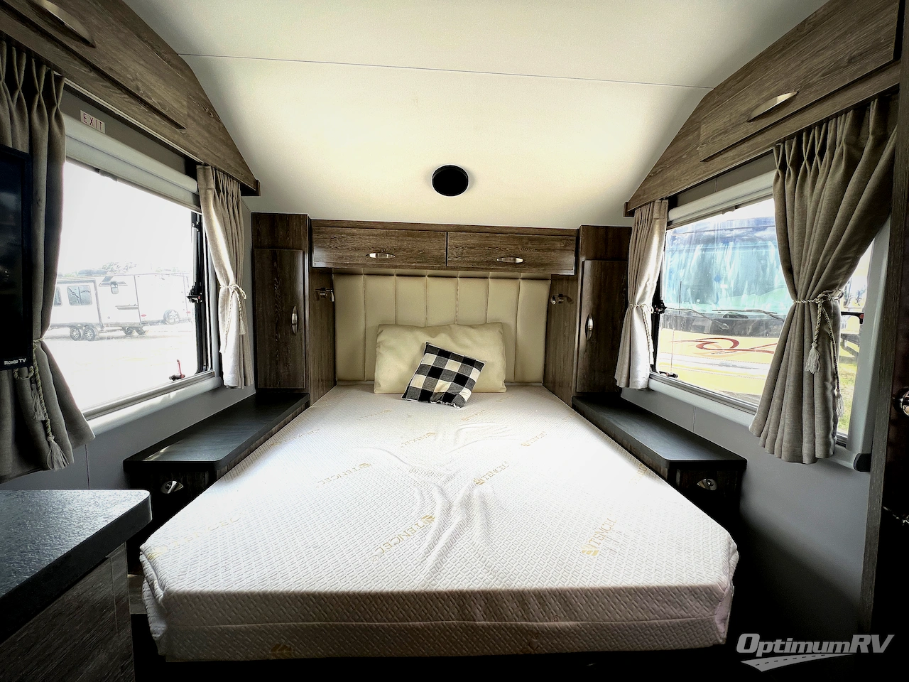 2024 Black Series Camper Black Series Camper HQ19 Photo 12
