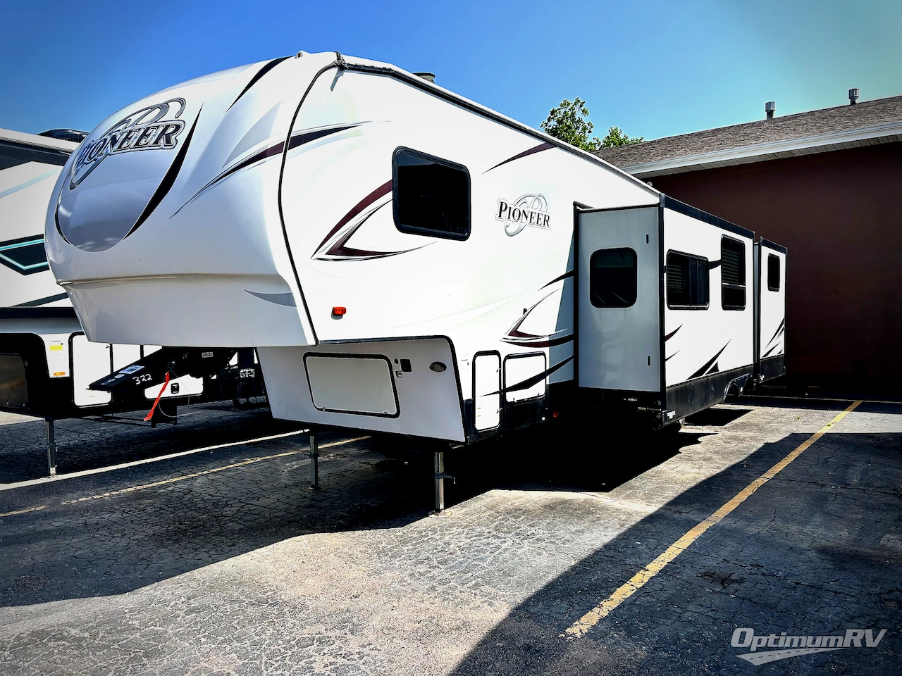 2018 Heartland Pioneer 322 Photo 2