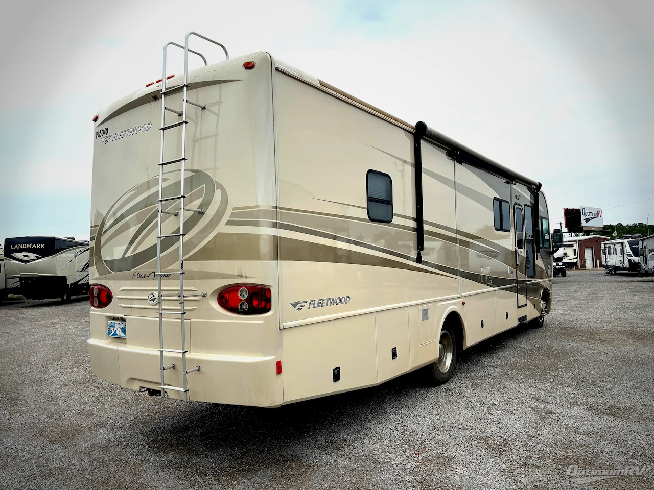 2004 Fleetwood Pace Arrow 35B Photo 2