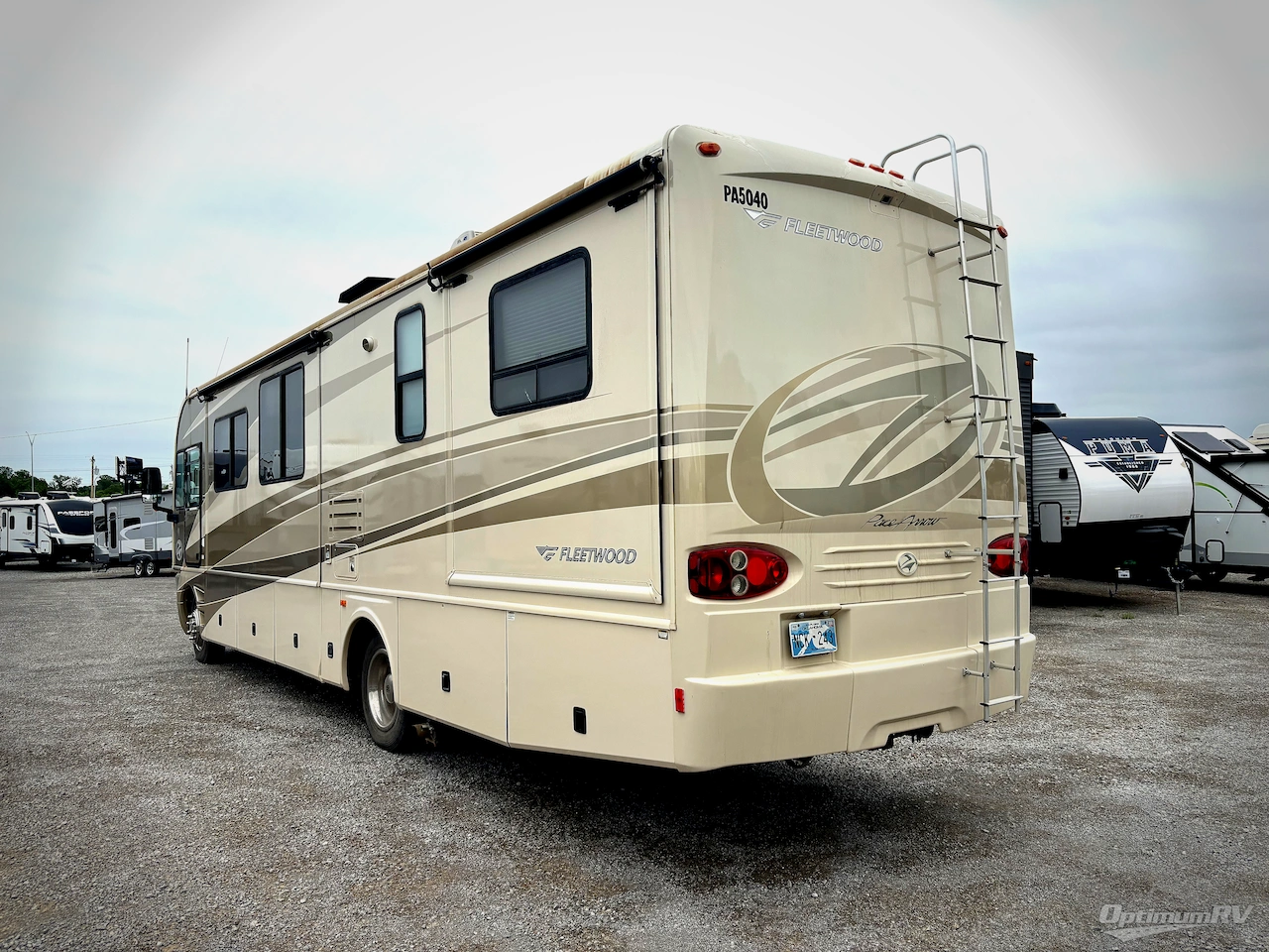 2004 Fleetwood Pace Arrow 35B Photo 3