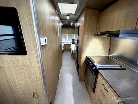 2019 Airstream Flying Cloud 26RB TWIN RV Photo 2