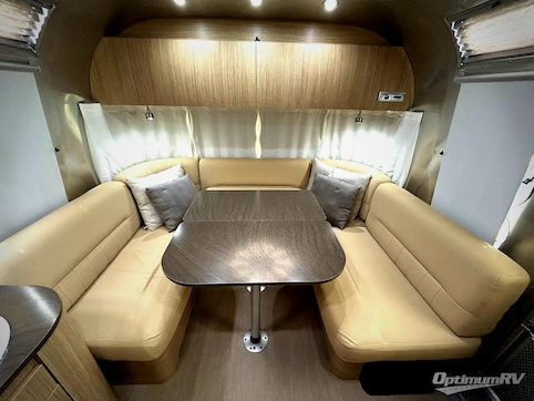 2019 Airstream Flying Cloud 26RB TWIN RV Photo 3