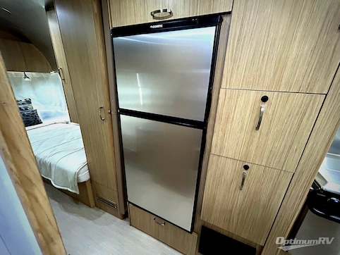 2019 Airstream Flying Cloud 26RB TWIN RV Photo 4