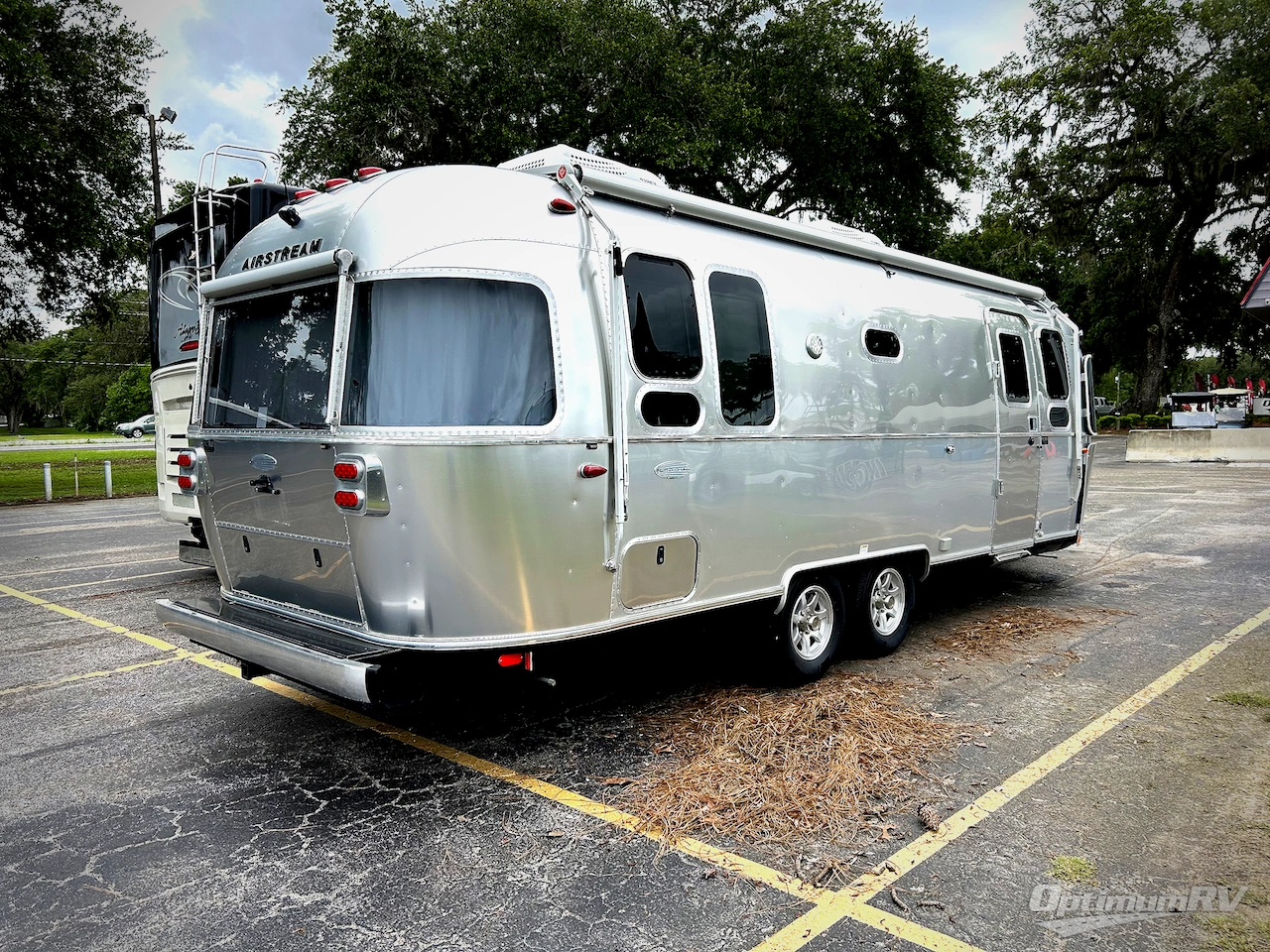 2019 Airstream Flying Cloud 26RB TWIN Photo 2