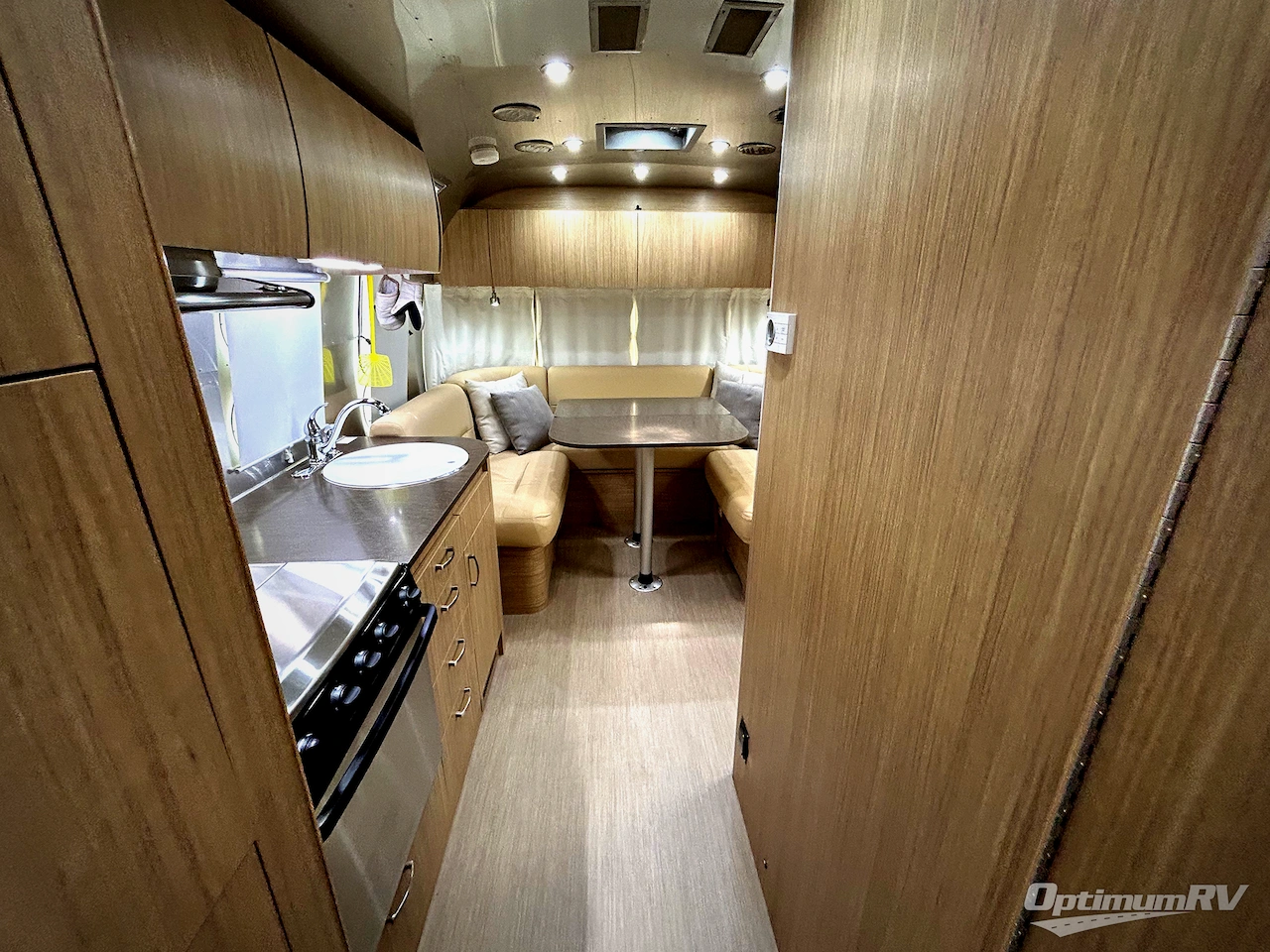 2019 Airstream Flying Cloud 26RB TWIN Photo 5