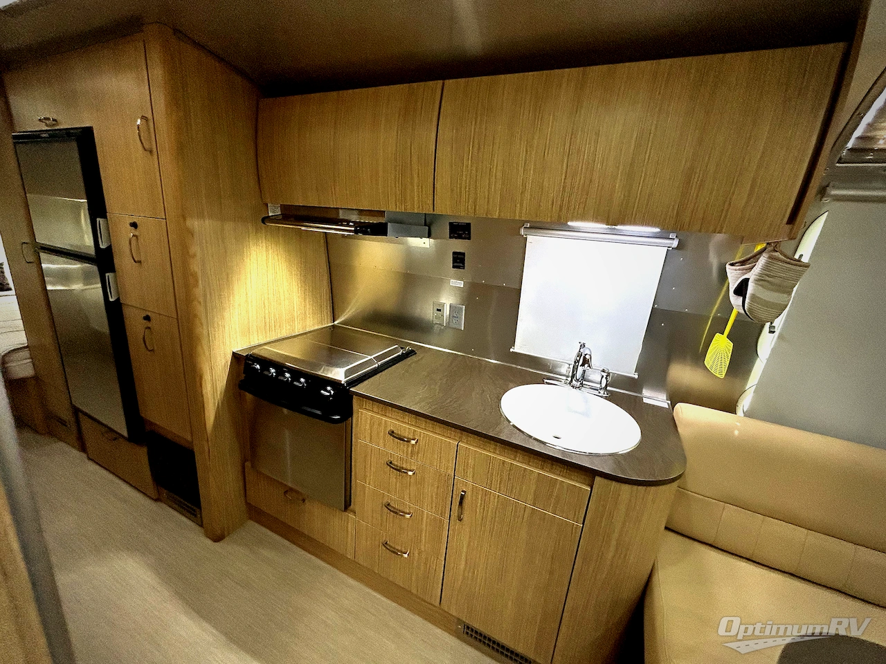 2019 Airstream Flying Cloud 26RB TWIN Photo 6