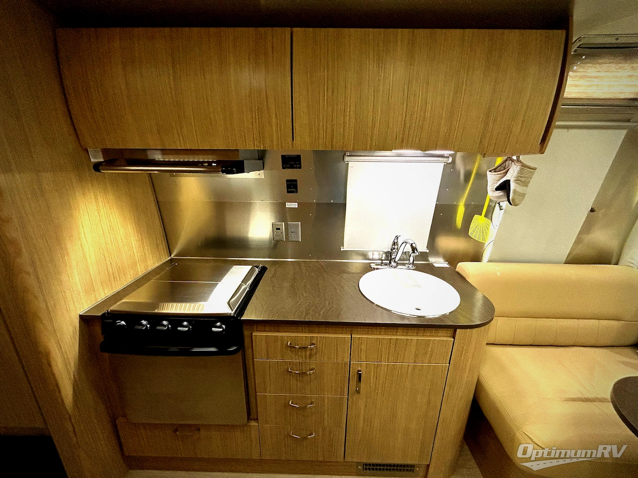 2019 Airstream Flying Cloud 26RB TWIN Photo 8