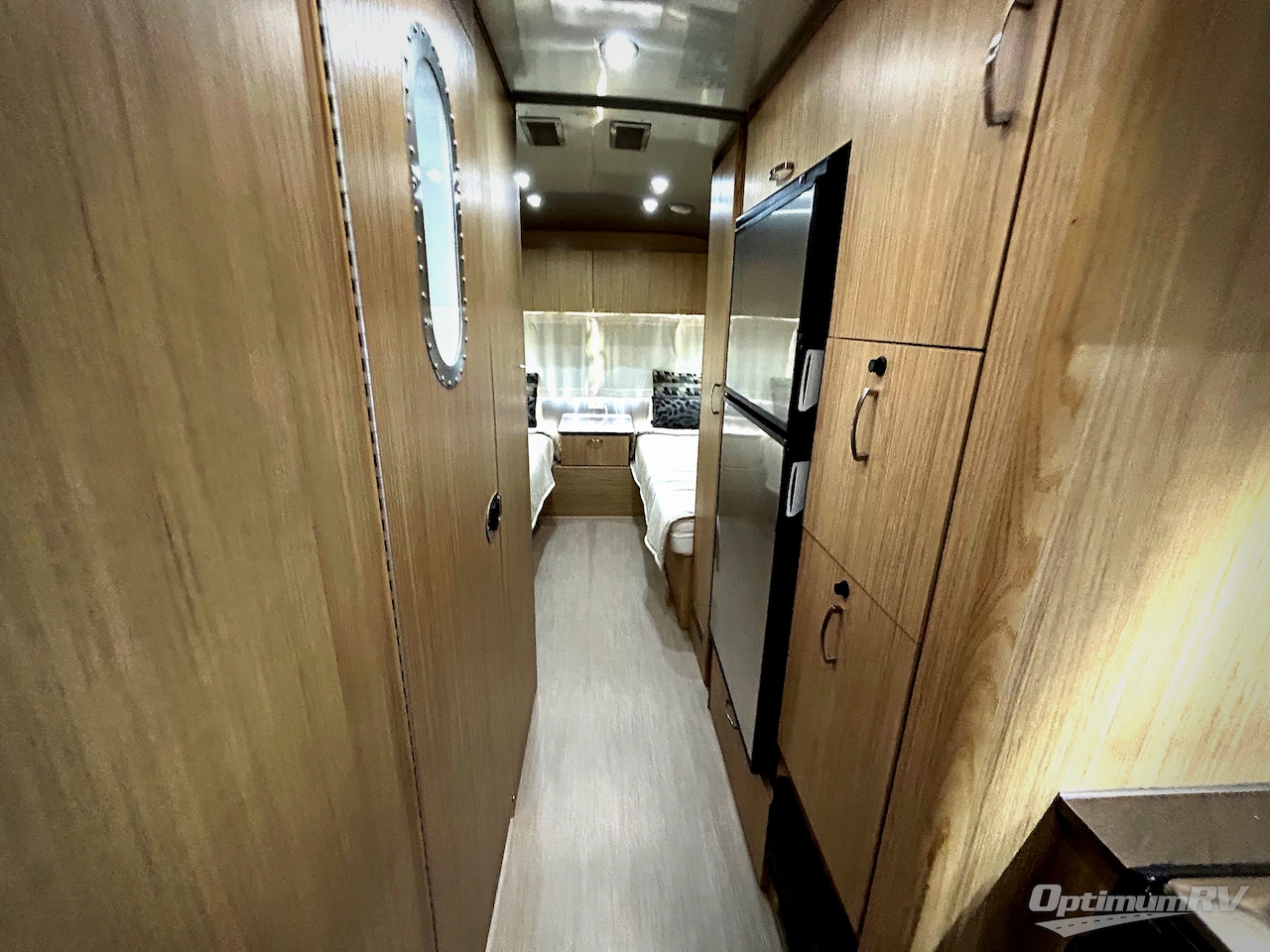 2019 Airstream Flying Cloud 26RB TWIN Photo 9