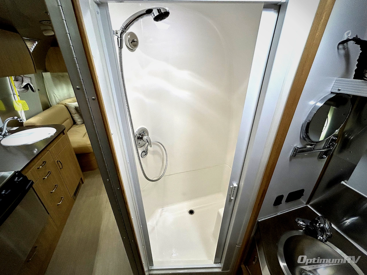 2019 Airstream Flying Cloud 26RB TWIN Photo 12