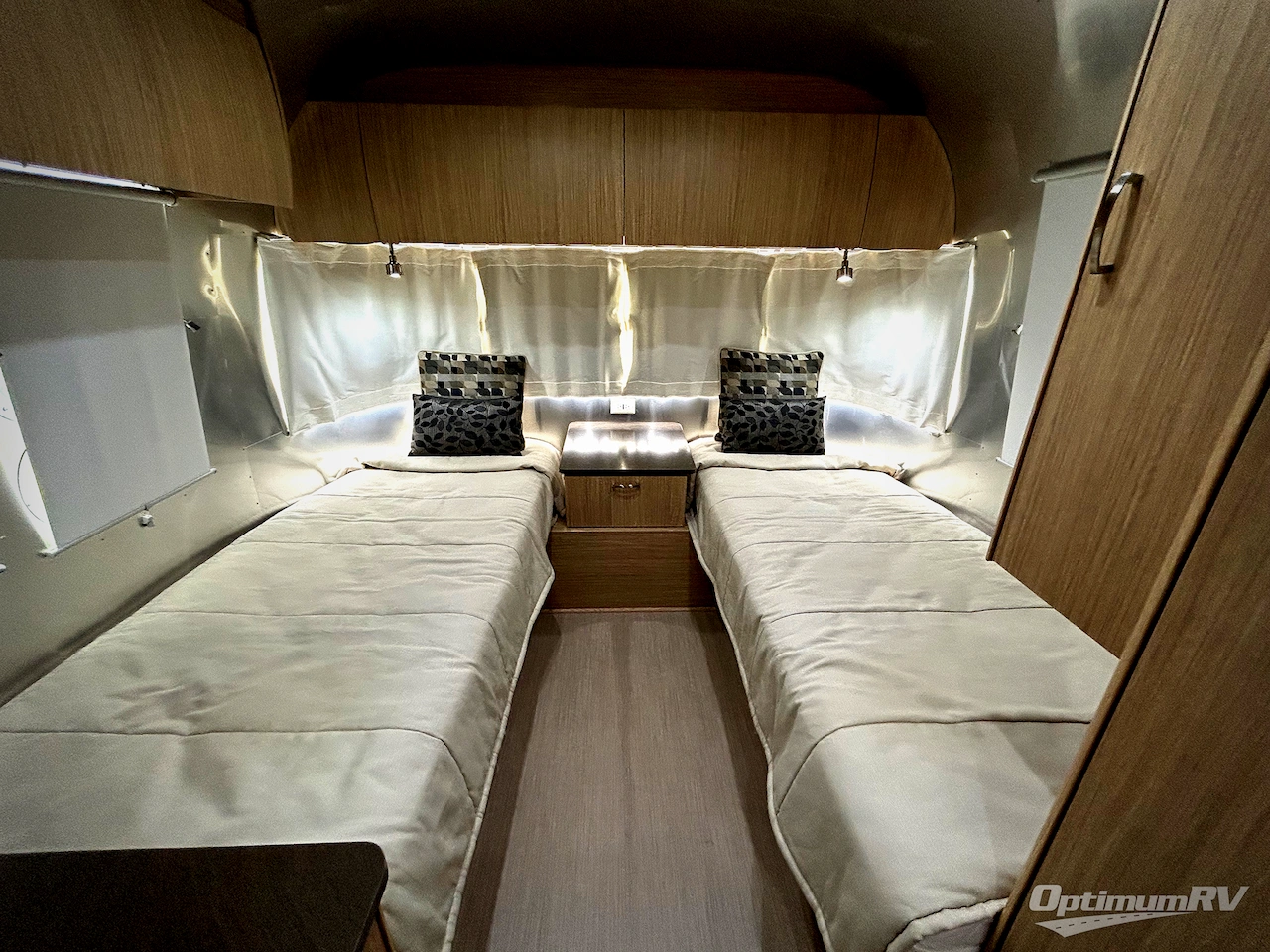 2019 Airstream Flying Cloud 26RB TWIN Photo 13